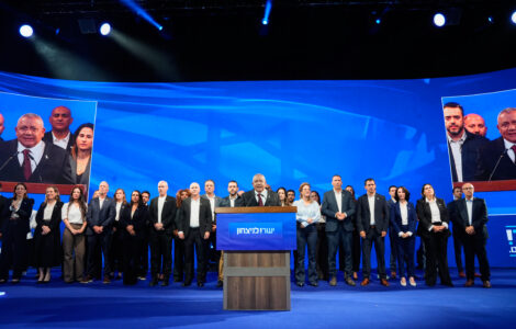 Who is Gadi Eisenkot, the man with the best chance to oust Netanyahu?